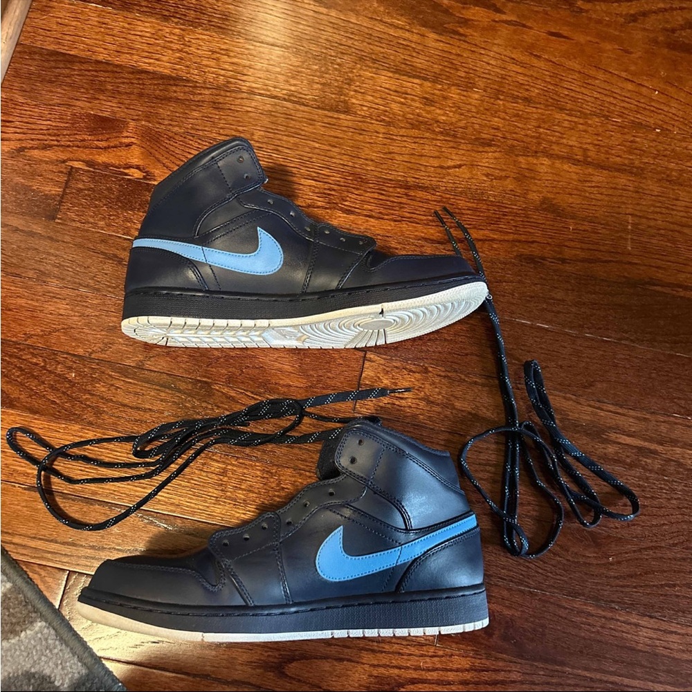Nike Air Jordan’s 1 “Mid” Obsidian.